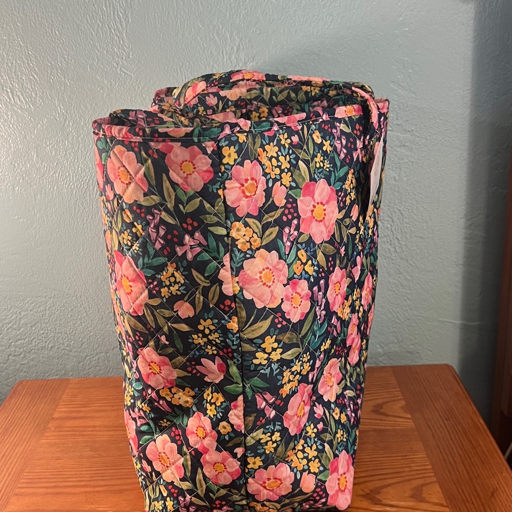 Virah Bella, Jane Quilted Floral Tote Bag (16”x17”x8”) 100% Polyester NWT - Picture 4 of 11